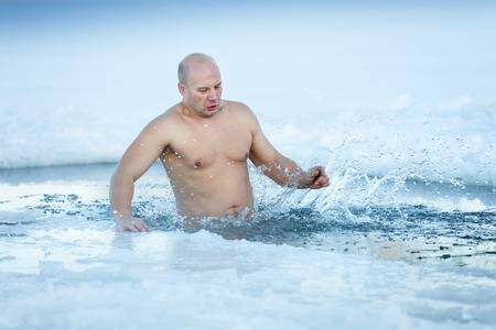 ¿Cuáles son los beneficios de bañarse con agua fría en invierno?